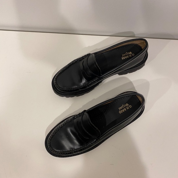 G.H. Bass Whitney Super Lug Black Loafer - Picture 4 of 11
